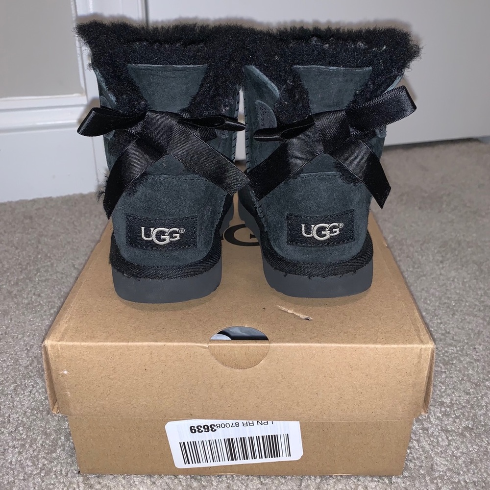 UGG Girls' Mini Bailey Bow II Boots Toddler Size 9